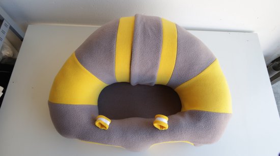 Babyzitje met grijze en gele strepen, met gele lussen aan de voorkant.