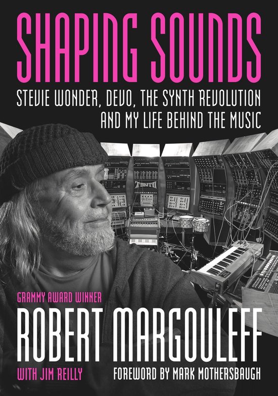 Boekomslag: Robert Margouleff, winnaar van een Grammy, met een grijze muts en baard, voor synthesizers. "Shaping Sounds: Stevie Wonder, Devo, The Synth Revolution en My Life Behind The Music".