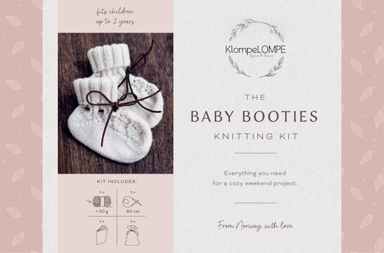 Baby wantjes in off-white breikatoen, gebreid met kabels en geribbelde boorden. Met bruine lintjes om vast te strikken. De verpakking bevat een breikatoen van 50g en 80cm lint.