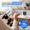 Close-up van een hand die een mini airco bedient met een afstandsbediening. Bereik van de afstandsbediening is ±10m.