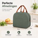 Groene lunchtas met bruine handvatten. Afmetingen 28x18x22 cm, 180g, capaciteit tot 12 blikjes. Naast de tas, appels en groen.