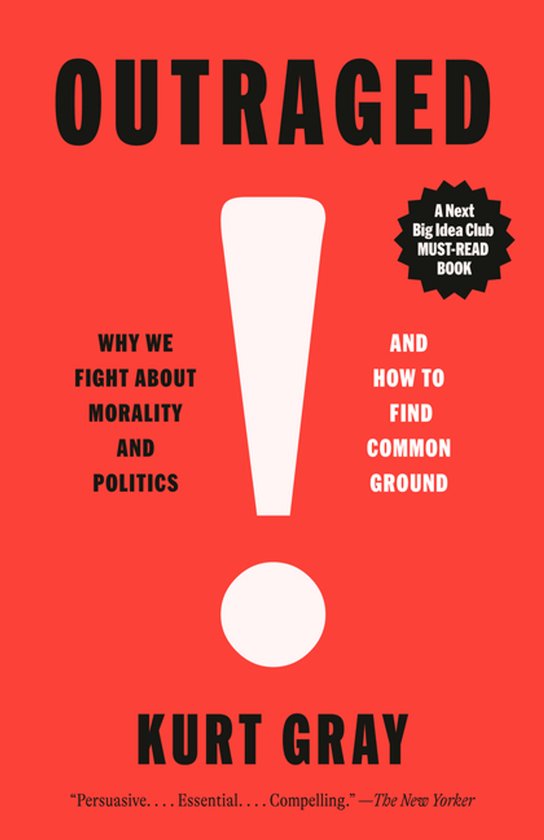 Boek 'Outraged' van Kurt Gray met grote witte uitroepteken op rode achtergrond. Tekst 'Why we fight about morality and politics' en 'And how to find common ground'.