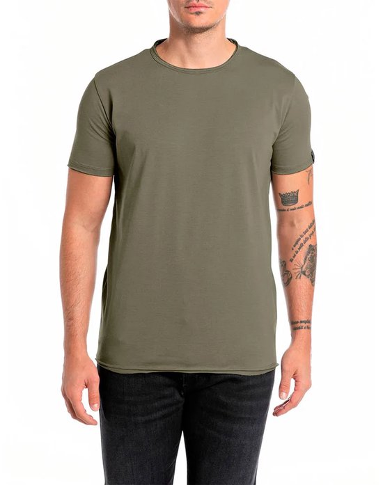 Voorkant van een effen olijfgroen T-shirt met ronde hals, gedragen door een man met getatoeëerde armen.
