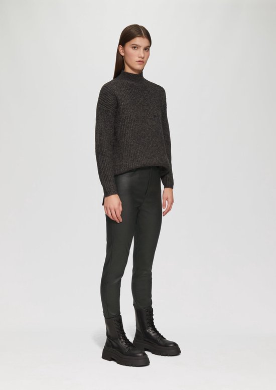 Model draagt Sadie skinny jeans met coating, grijze trui en zwarte veterschoenen.