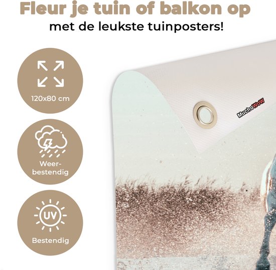Tuinposter 120x80 cm - Tuindecoratie Wilde witte paarden galopperen door het water in Camargue - Poster voor in de tuin - Buiten decoratie - Schutting tuinschilderij - Tuindoek muurdecoratie - Wanddecoratie balkondoek
