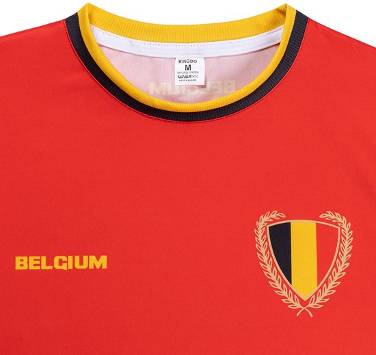 Detail van een rood voetbalshirt van België met gele en zwarte kraag en het opschrift 'BELGIUM'.