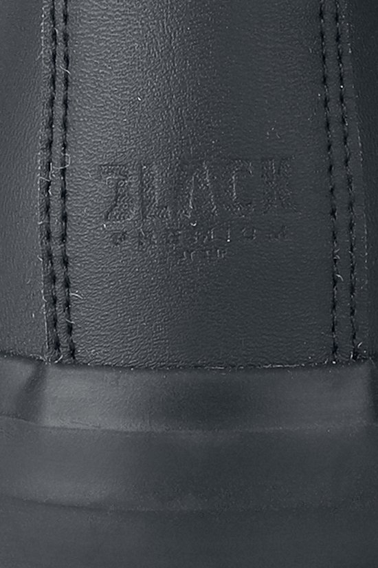 Close-up van reliëf logo op achterkant zwarte sneaker.