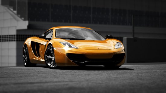 Oranje McLaren MP4-12C met zwarte velgen op een circuit.