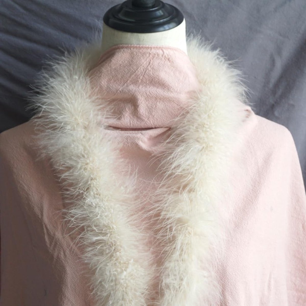 Lange Beige Pluizige Boa van 2 m voor Kostuums, Bruiloften en Themafeesten zoals Carnaval en Halloween