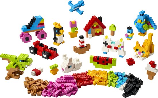 Een verzameling kleurrijke LEGO-bouwwerken, waaronder een raceauto, vogel, kat, watermeloen en een vliegtuig.