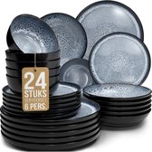Een stapel van 24 donkerblauwe gespikkelde serviesonderdelen voor 6 personen, inclusief borden en kommen. Een label zegt '24 STUKS SERVEERSET 6 PERS.'.