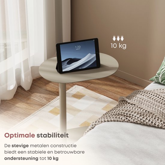 Taupe bijzettafel met een tablet erop, belastbaar tot 10 kg. Inclusief een klein vloerkleed.