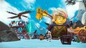 Een Lego-ninja met blond haar en een gouden staf in een besneeuwde omgeving met een helikopter en wagen.