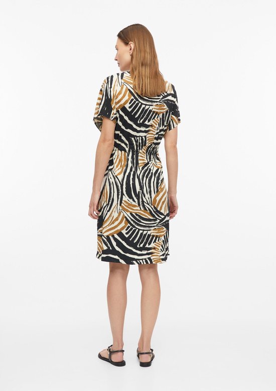 Jurk met korte mouwen, grafische print in zwart, wit en bruin, met ceintuur in de taille. Model van achteren.