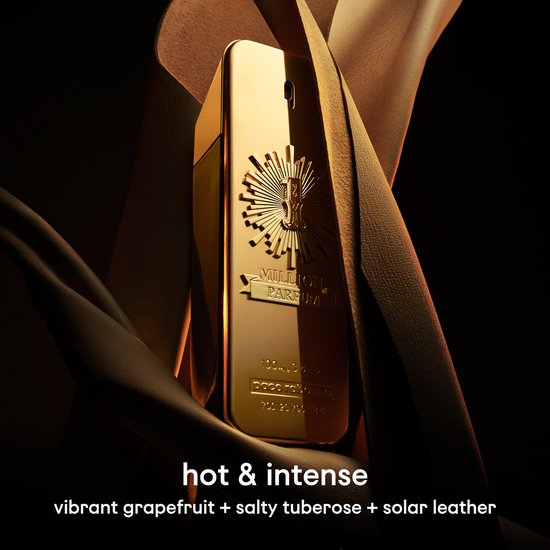 Gouden Paco Rabanne 1 Million Parfum fles, omgeven door bruine stof.