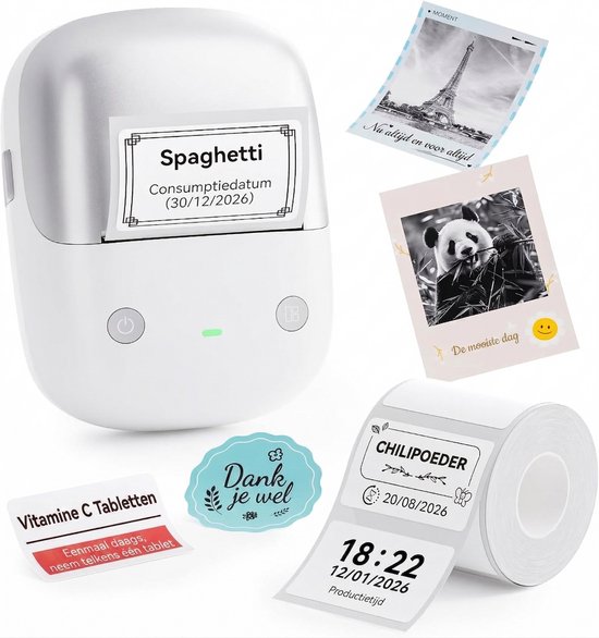 Een witte Niimbot labelprinter met geprinte etiketten: 'Spaghetti', 'Chilipoeder', 'Vitamine C Tabletten'. Foto's van de Eiffeltoren en een panda.