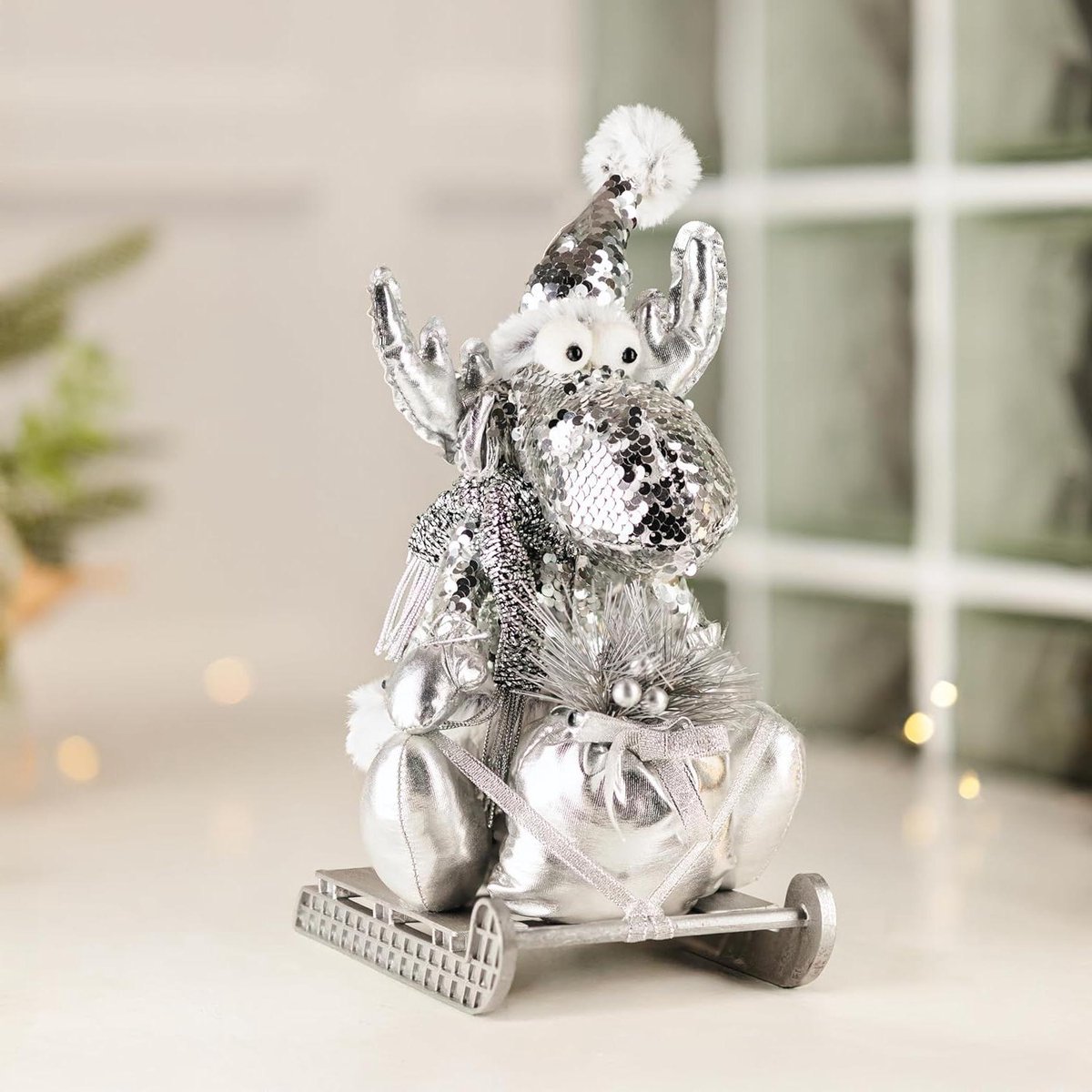 Rendier met slee decoratie - Kerstbeeldje ornament - Feestelijke aankleding huis - Zilveren pailletten afwerking