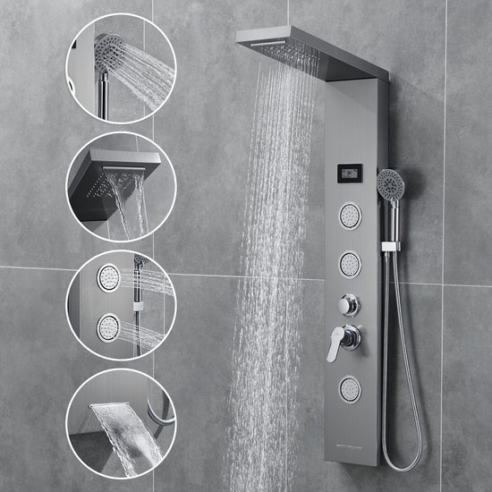 RVS douchepaneel geïnstalleerd tegen een grijze tegelmuur, met regendouche en handdouche in werking. Vier cirkels tonen de verschillende waterstralen.