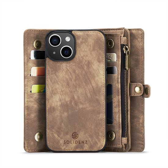 Bruin portemonnee hoesje met iPhone 14 Plus, kaartsleuven, ritssluiting en SOLIDENZ logo.