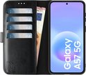 Zwarte portemonnee hoes voor Samsung Galaxy A57 met 4 pasjes en bankbiljetten.