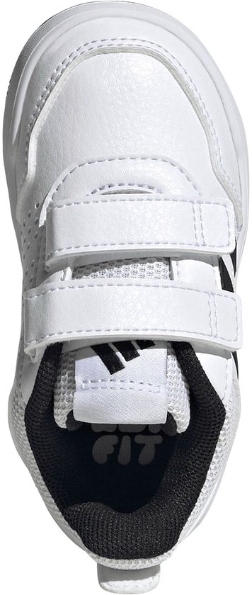 Witte peuterschoen met klittenbandsluiting en zwarte adidas strepen, van bovenaf gezien.