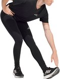 Model in zwarte Adidas legging met drievoudige streep logo op linker heup.