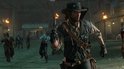 Man met pistool en bandelier, kijkt naar links, met zombies op de achtergrond in een verlichte stad.
