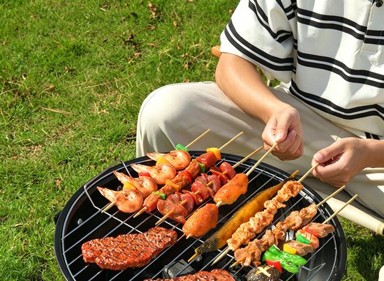 Draagbare houtskoolgrill van 43 cm robuuste bolvormige grill en rookoven geschikt voor kamperen terrassen achtertuinen en picknicks — afbeelding 3