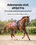 Bruin dressuurpaard in beweging met lichtroze glitter zadeldek.
