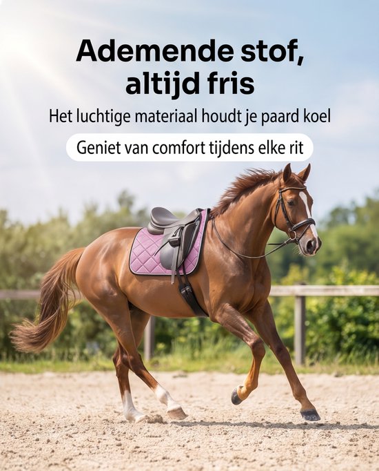 Bruin dressuurpaard in beweging met lichtroze glitter zadeldek.