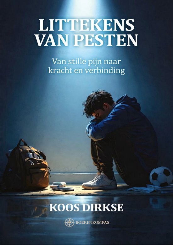 Boekomslag met jongen die zich op krult naast een rugzak, voetbal en boeken. Titel: Littekens van Pesten.
