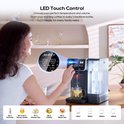 Een vrouw bedient de JIMMY waterdispenser met LED-touchscreen voor verschillende temperaturen en volumes.