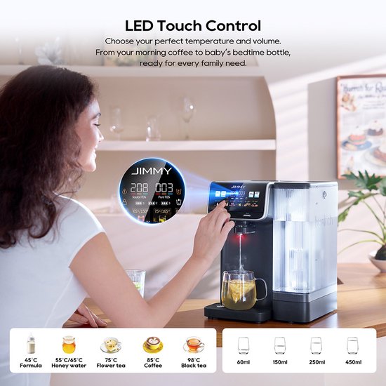 Een vrouw bedient de JIMMY waterdispenser met LED-touchscreen voor verschillende temperaturen en volumes.