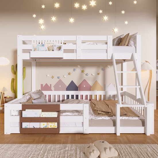 Wit stapelbed met twee bedden, laddertje en opbergvakken, versierd met sterrenlampjes en huisjes.