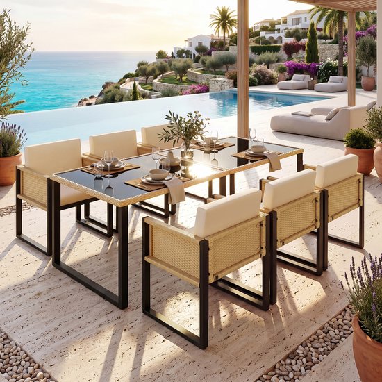 Een eethoek met zes beige stoelen met rotan zijkanten en een zwart glazen tafel, bij een zwembad aan zee.