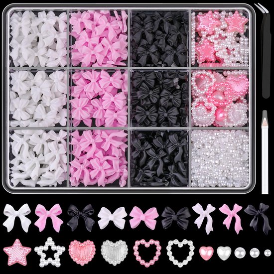 Nail art-set in een doos met 12 vakjes, gevuld met witte, roze en zwarte strikjes, parels, hartjes en sterren. Inclusief pincet en applicator.