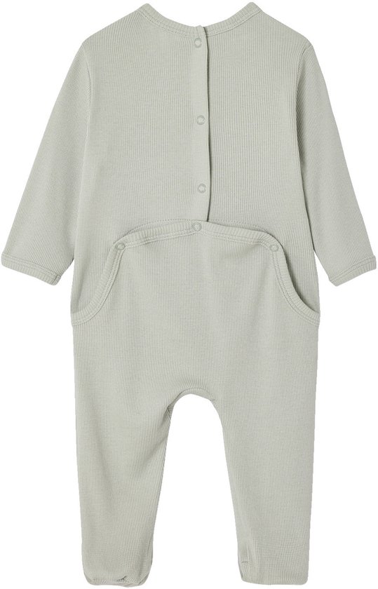 Pyjama bébé vert pâle côtelé, à boutons-pression dans le dos et poche appliquée.