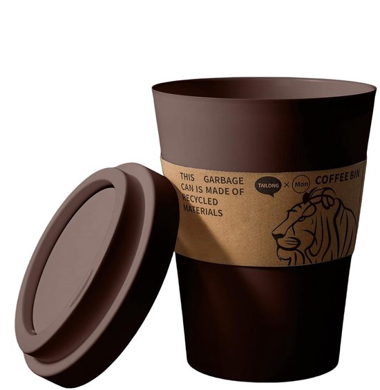 Bruine prullenbak in koffiebekervorm met een deksel ernaast. Omwikkeling met tekst "THIS GARBAGE CAN IS MADE OF RECYCLED MATERIALS" en een leeuwenafbeelding.