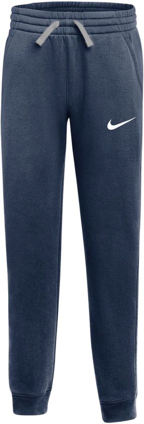 Donkerblauwe Nike trainingsbroek voor jongens met grijze veters en een wit Nike logo.