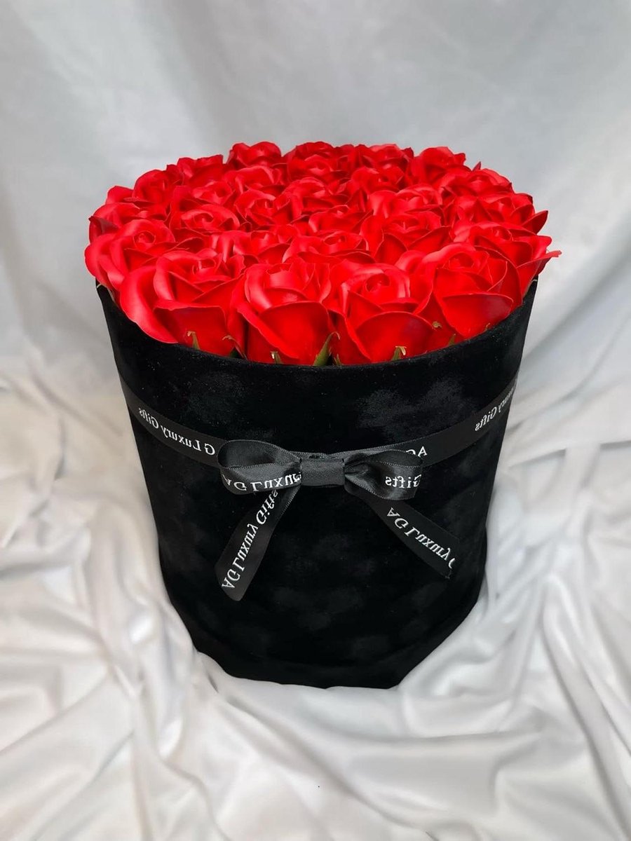 Fluwelen Bloemendoos - Decoratieve Doos - Cadeau Geven - Met Zeep Rozen - 24 x 24 cm - Rood Zwart