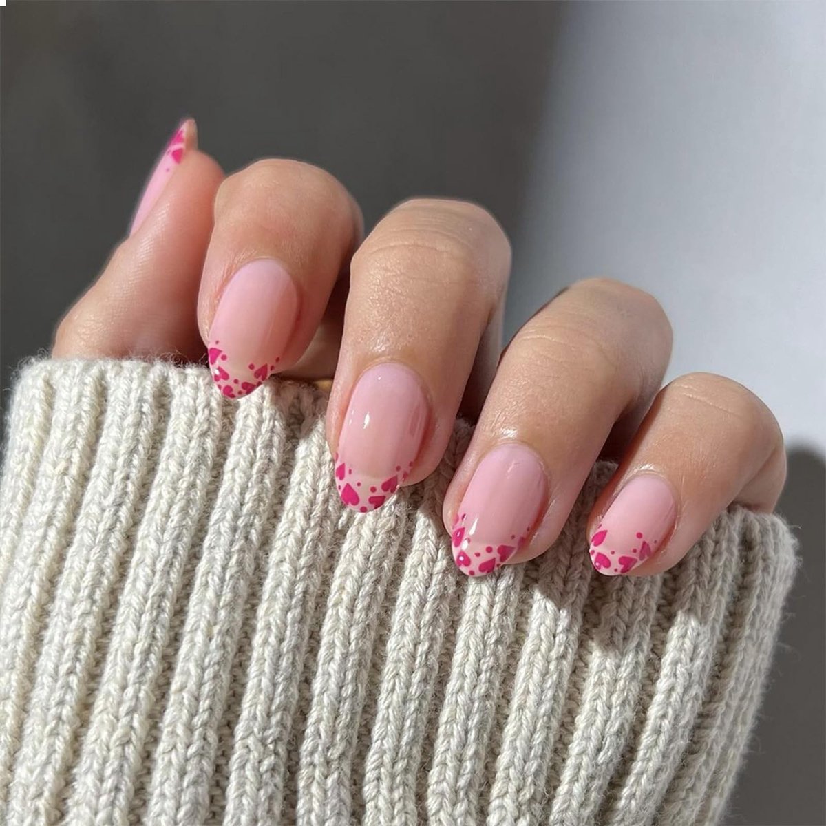 Dailygoods- Valse Nagels Korte Perss-on - 24 Stuks Kunstnagels - Amandelvorm - Roze Hart Design - Glanzend - Hoge Kwaliteit ABS-Plastic