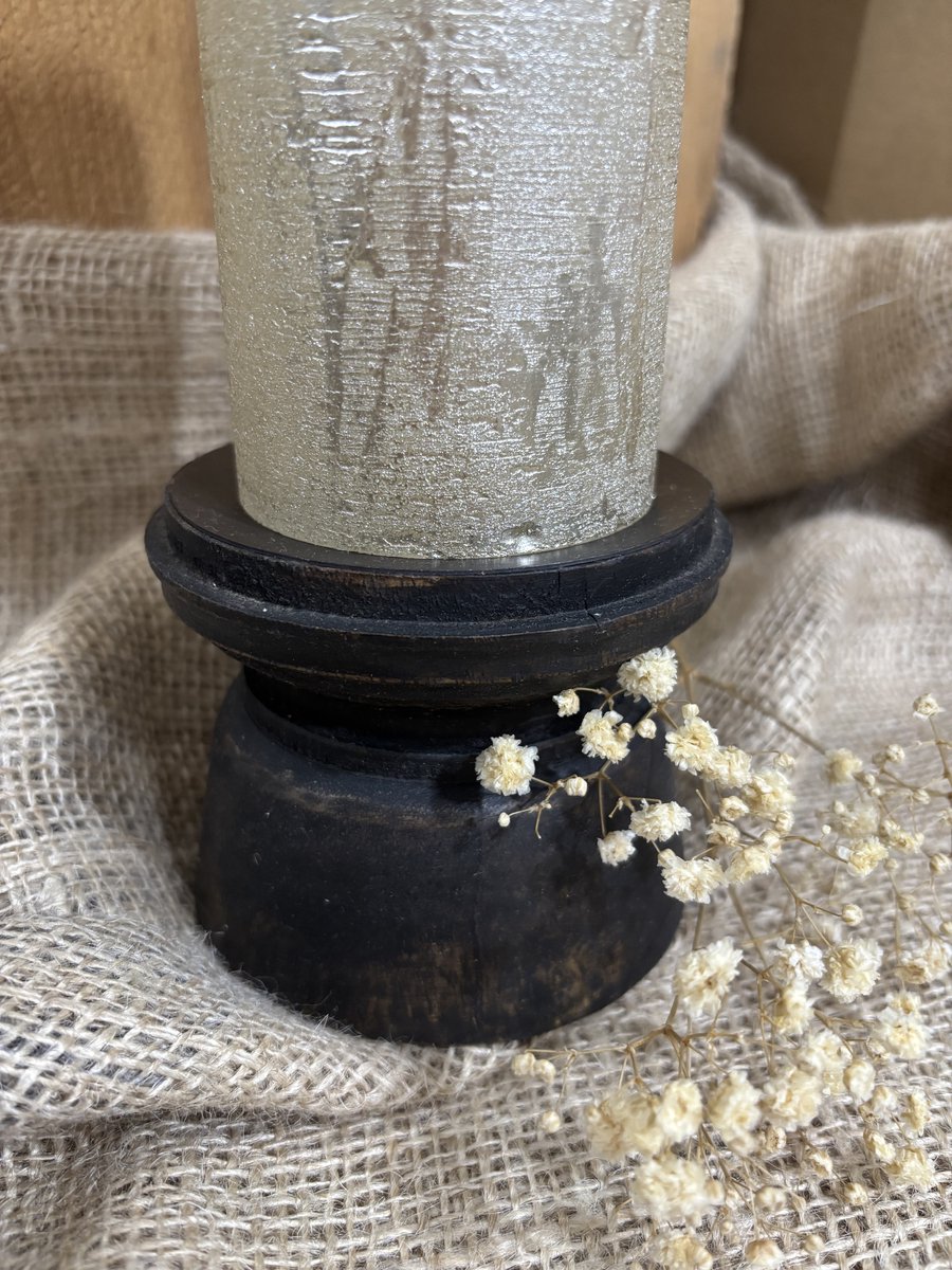 Kandelaar | Zwart Hout | Woonaccessoires | Woonaccessoire | Swiet Home | Landelijk | Industrieel | Kandelaar | Ronde vorm | Woon | Wonen | Decoratie | Woonaccessoires | Woonaccessoire | Chique | Diner | Houder | Wood | Stompkaarshouder | Stompkaars