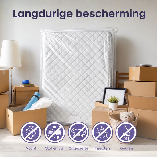 Matras in beschermhoes in een kamer vol verhuisdozen, beschermt tegen vocht, stof, insecten en geuren.