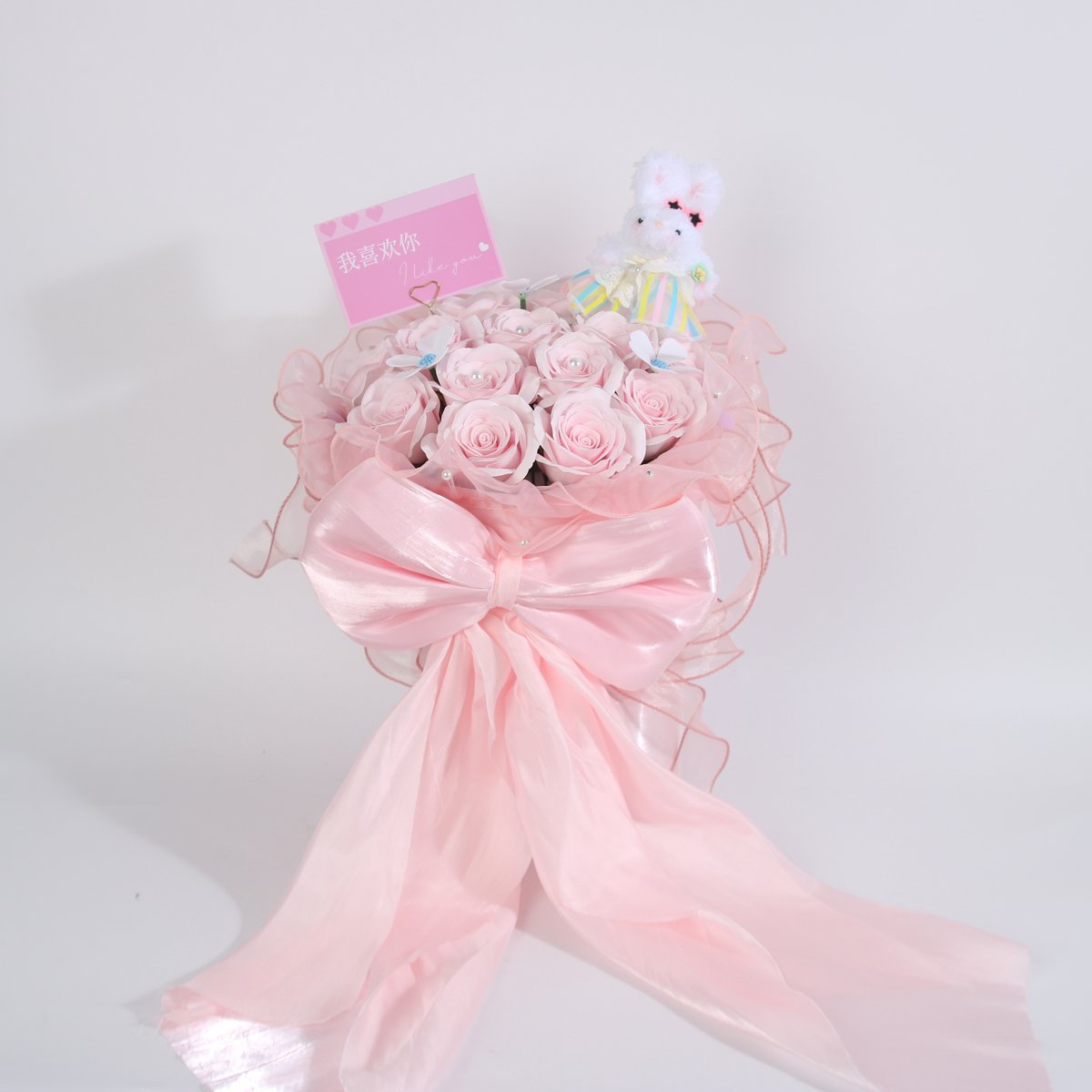 Roze Rozenboeket met Knuffel Konijntje Kunstbloemen nepbloemen luxe cadeauverpakking. Gedecoreerd met strik, decoratieve bloemen, parels,