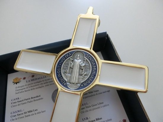 Witte Sint Benedictus Kruis - Exorcisme Kruis Muurdecoratie - Religieuze Decoratie - Handgeëmailleerd Medaillon - 20 cm - Wit Goud — afbeelding 4