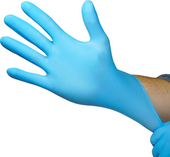 Blauwe nitril wegwerphandschoen die over een hand wordt aangetrokken, met de vingers naar boven gericht.