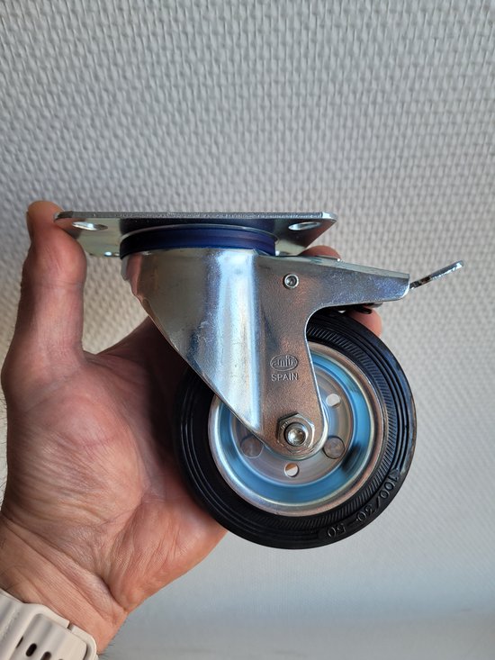 Een zwenkwiel met rem, metalen plaat, zwart rubberen wiel met blauwe velg.