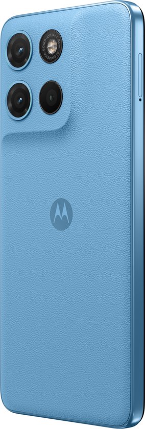 Achterkant van de blauwe Motorola Moto G17 Power telefoon met dubbele camera en Motorola logo.
