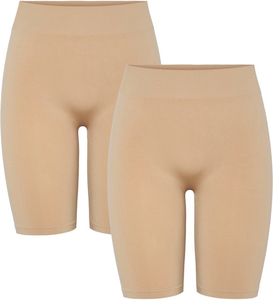 Twee beige nauwsluitende shorts met hoge taille en korte pijpen.