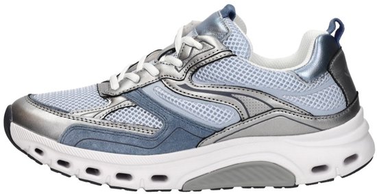 Zij-aanzicht van een lichtblauwe Gabor Rollingsoft sneaker met zilveren en donkerblauwe details en een witte zool.